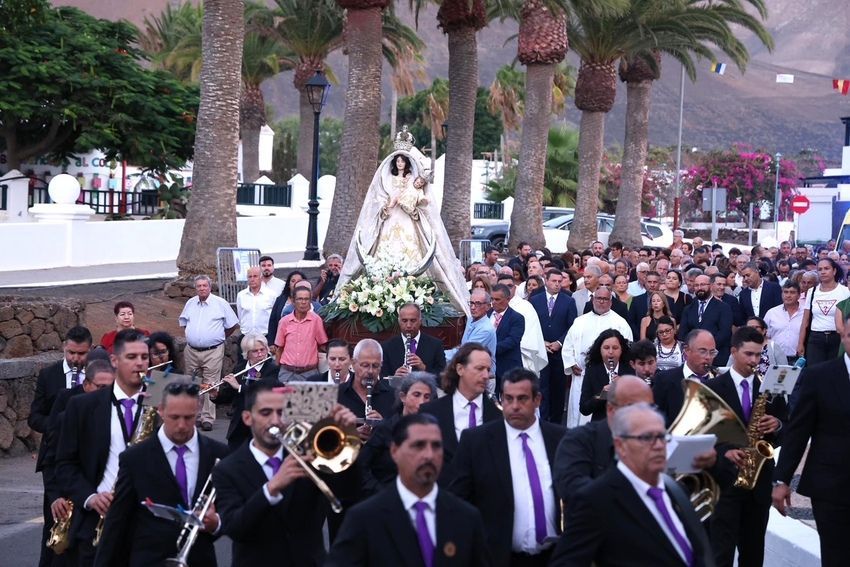 Yaiza llena sus calles de devoción a la Patrona