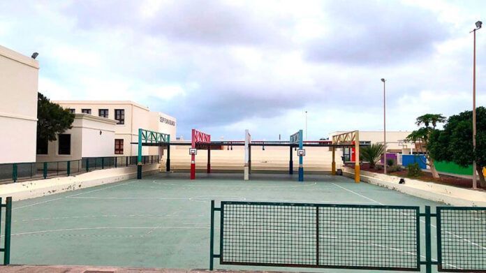 Noticias Yaiza | El Ayuntamiento demanda a Educación zonas de sombra para los colegios de Yaiza y Playa Blanca
