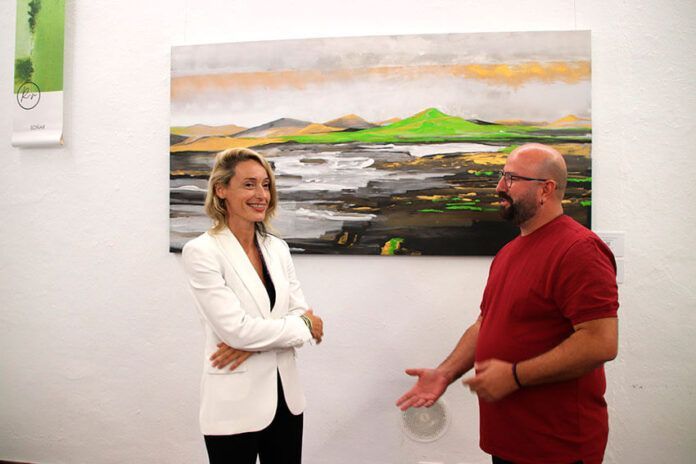 La artista y el concejal de Cultura de Yaiza Noticias Yaiza | Yaiza abre la muestra ‘Alicia en Las Islas de las Maravillas’