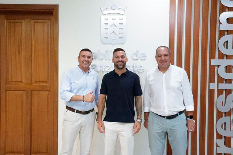 Noticias Yaiza | El Cabildo de Lanzarote recibe al luchador Hecher Sosa tras firmar el contrato con la UFC