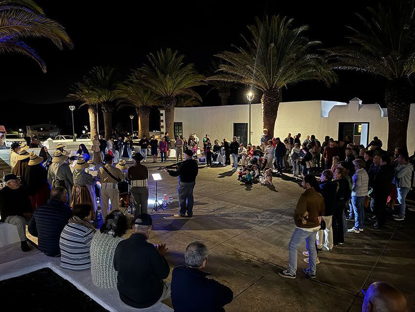 El teatro callejero ayuda a entender la Noche de Finaos