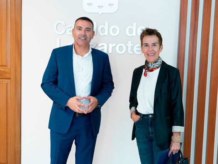 El presidente del Cabildo de Lanzarote, Oswaldo Betancort, junto a la fotógrafa Carmela García Noticias Yaiza | El Cabildo recibe a la fotógrafa lanzaroteña Carmela