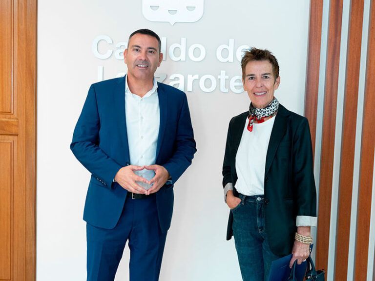 Noticias Yaiza | El Cabildo recibe a la fotógrafa lanzaroteña Carmela