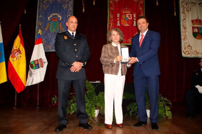 Noticias Yaiza | Yaiza distingue a la primera policía local de Lanzarote
