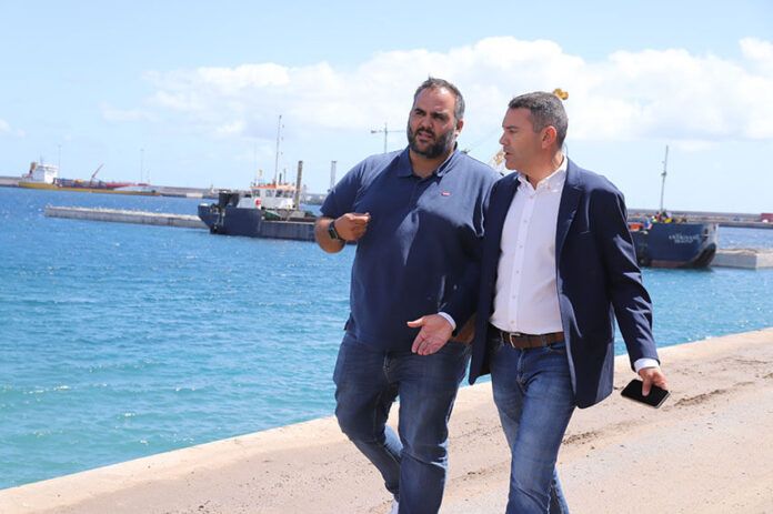 Oswaldo Betancort junto a Samuel Martín Noticias | El Cabildo conmemorará el Día Mundial de la Pesca con la proyección del corto documental ‘Manos de Sal’