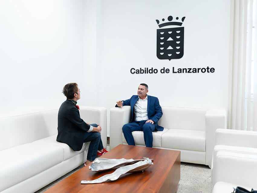 El Cabildo recibe a la fotógrafa lanzaroteña Carmela