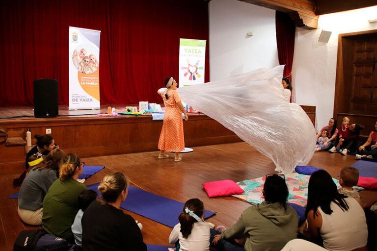 Noticias Yaiza | El arte de narrar conecta con los más peques en las Jornadas de la Infancia y la Familia de Yaiza