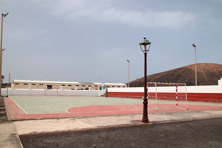 Noticias Yaiza | Yaiza firma por 952.00 euros el acondicionamiento de la cancha de Uga