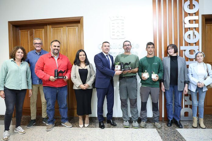 Entrega cheques a asociaciones Wine Run Noticias | El Cabildo reconoce la labor social de las asociaciones Creciendo y ADISLAN tras la Wine Run
