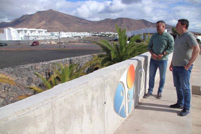 El alcalde de Yaiza, Óscar Noda, y el concejal de Deportes y Obras Públicas de Yaiza, Ángel Lago, en la parcela objeto de actuación. Noticias Playa Blanca | Yaiza licita por 1,3 millones la ampliación del centro deportivo San Marcial del Rubicón