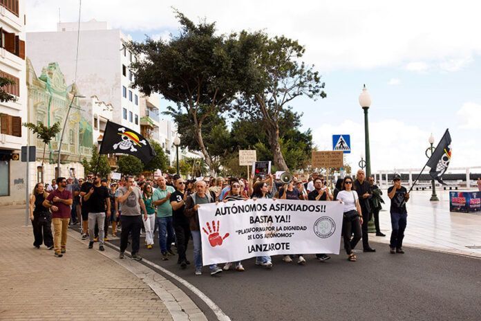 Noticias | Autónomas y autónomos salen en Lanzarote a reclamar condiciones laborales dignas
