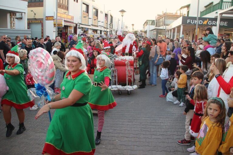 Pasacalles de Papá Noel por Playa Blanca con su