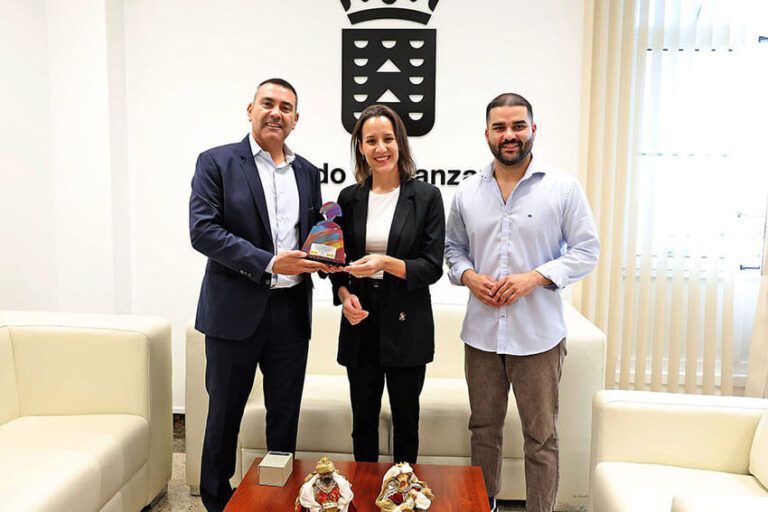Noticias Yaiza | El Cabildo reconoce a la escultora Cintia Machín Morín tras recibir el Premio Menina 2025
