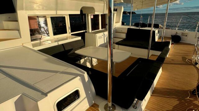 Comedor exterior catamarán Charter Lanzarote