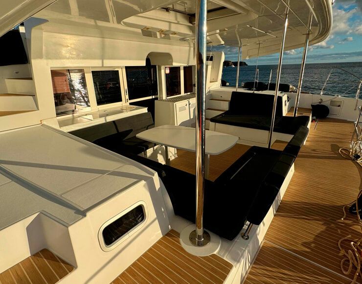 Comedor exterior catamarán Charter Lanzarote