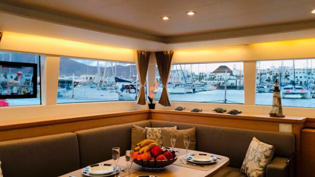 Comedor interior catamarán Charter Lanzarote