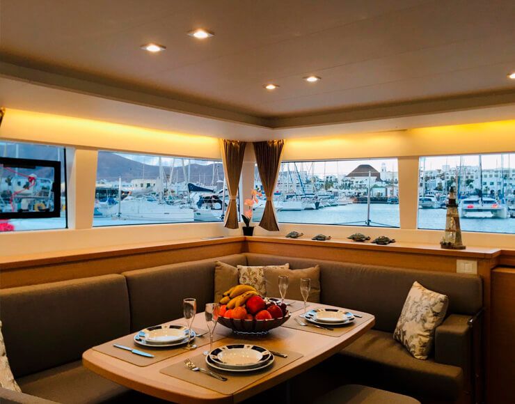 Comedor interior catamarán Charter Lanzarote