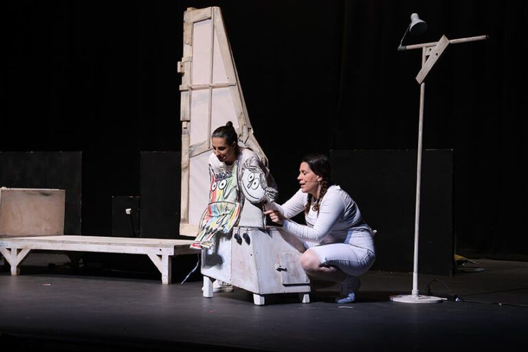 Noticias | El Teatro El Salinero acoge la adaptación teatral de ‘El monstruo de colores’ para escolares de Lanzarote