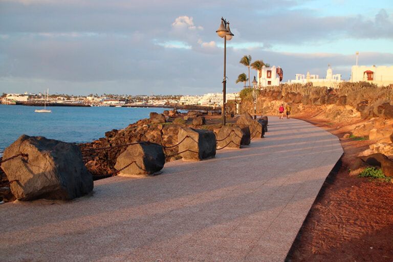 Noticias Yaiza | El Cabildo activará la redacción de los nuevos planes de modernización turística de Playa Blanca y Costa Teguise