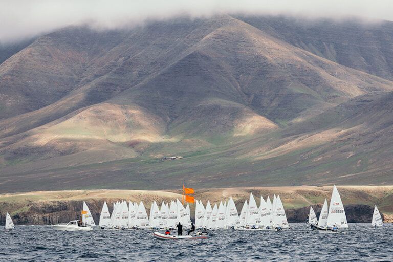 Noticias Playa Blanca | La lucha por el título se intensifica en el Mundial sub-21 de ILCA en Lanzarote, con tres españoles en puestos de podio