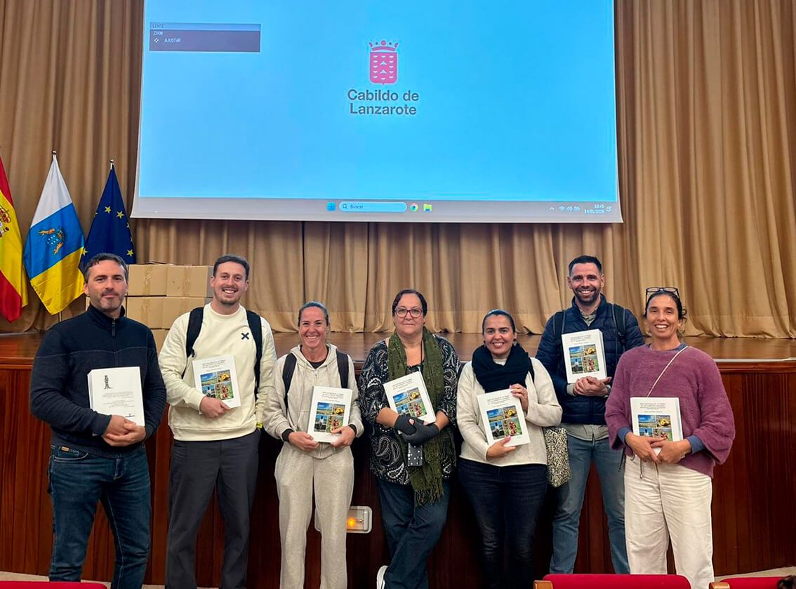 La Reserva de la Biosfera hace entrega del libro Usos culturales de las yerbas en los campos de Lanzarote a los centros educativos