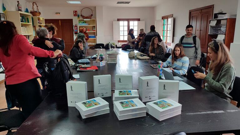 Noticias | La Reserva de la Biosfera hace entrega del libro Usos culturales de las yerbas en los campos de Lanzarote a los centros educativos