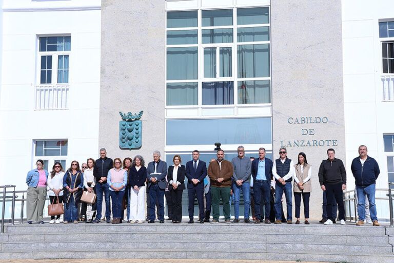 Noticias | El Cabildo guarda un minuto de silencio en repulsa por el primer caso de violencia de género de 2026 en Canarias