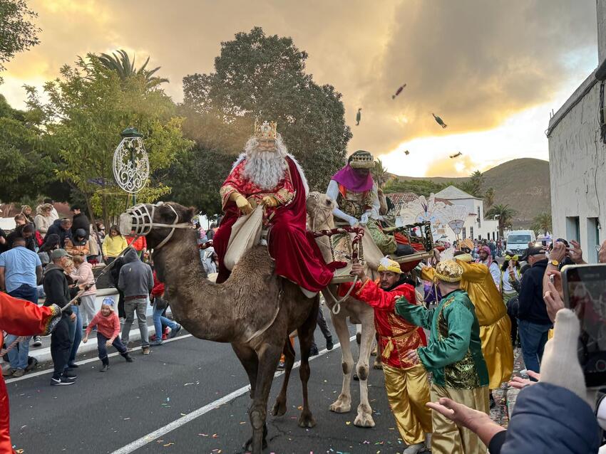 Noticias Yaiza | Yaiza y Playa Blanca, desatadas de alegría con la visita de los Reyes Magos