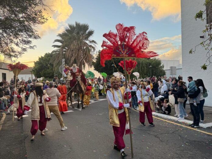 Visita de los Reyes a Yaiza Yaiza y Playa Blanca, desatadas de alegría con la visita de los Reyes Magos
