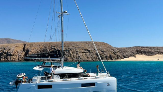 White Beach - Catamarán Lagoon 40 - Charter Lanzarote
