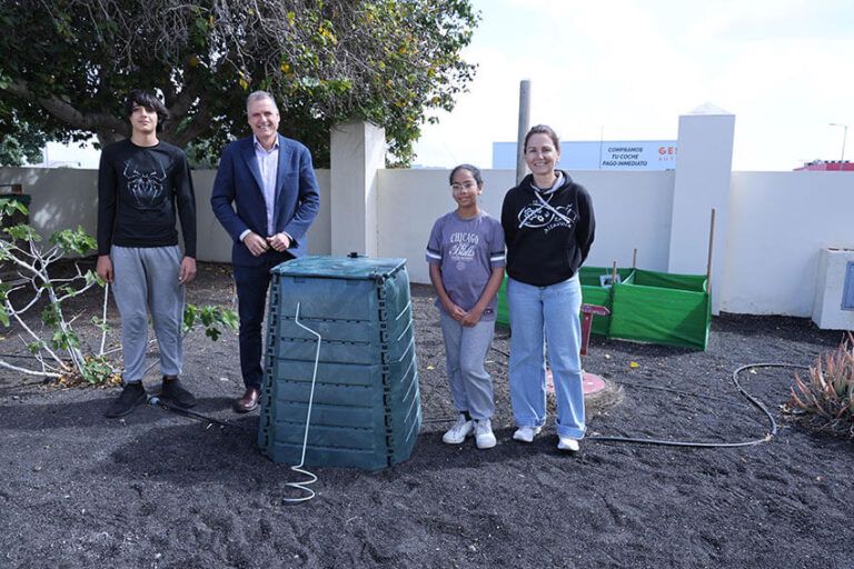 Noticias | El Cabildo entrega al IES Altavista la primera de las 30 composteras de la campaña Recicole