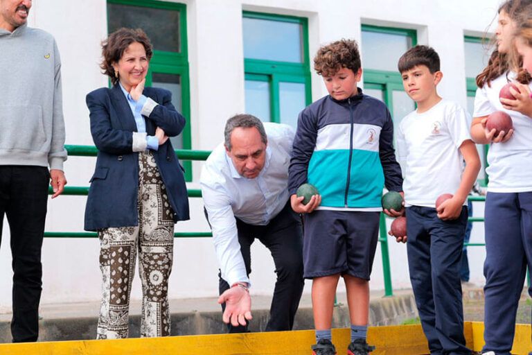 Noticias | Deportes reparte veintisiete juegos de bola canaria entre los centros educativos lanzaroteños