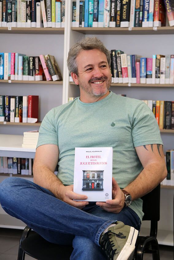 Miguel Aguerralde nos invita a la lectura “inmersiva” de ‘El hotel de los juguetes rotos’