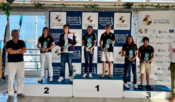 Noticias Playa Blanca | Lola Carrión vuelve a subir a lo más alto del podio, esta vez en la general del Trofeo Pel Escuder de Optimist
