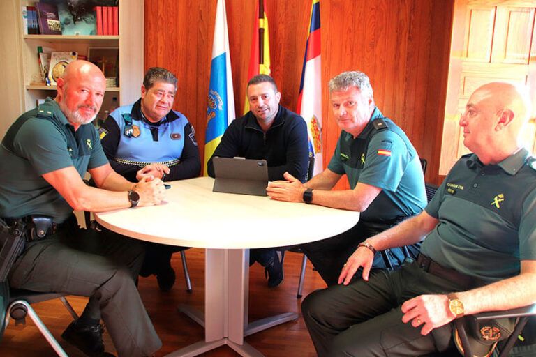 Noticias Yaiza | Óscar Noda pide al nuevo comandante de la Guardia Civil reforzar la presencia del Cuerpo en Yaiza