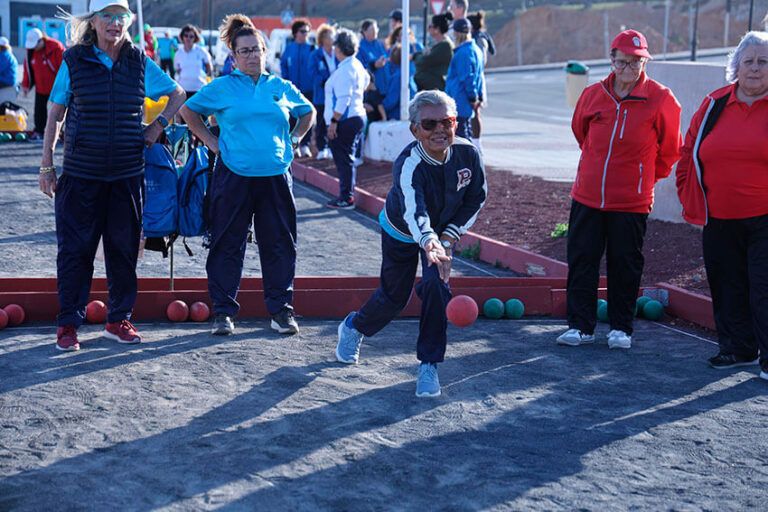 Noticias Yaiza | Cerca de 900 mayores arrancan la segunda fase del XXIV Torneo de Bola Canaria de Madera “Abuelos Conejeros”
