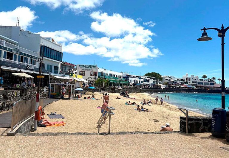 Noticias Yaiza | Abierta al baño la playa de Playa Blanca