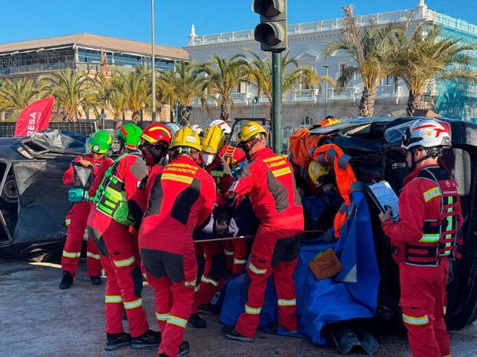 Equipo-de-bomberos-Lanzarote-realizando-un-ejercicio-de-excarcelación Noticias | El Consorcio de Seguridad y Emergencias de Lanzarote celebra unas jornadas de puertas abiertas