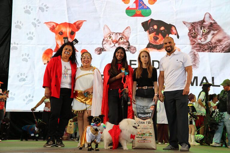 Noticias Playa Blanca | Kathy y Hachiko, reyes caninos del Carnaval de Playa Blanca