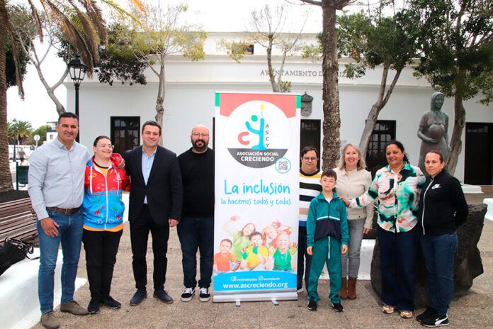 Miembros de la asociación junto a responsables municipales Noticias | La Asociación Creciendo sigue demandando un cambio de mirada social hacia el Síndrome de Down