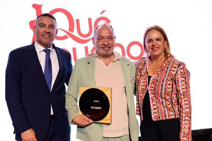 Noticias Playa Blanca | Los Premios Qué Bueno Canarias reconocen a Luis Benito (Chiringuito Tropical) y sus Cenas de Verano