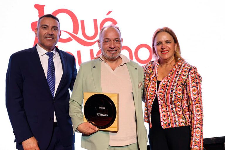 Noticias Playa Blanca | Los Premios Qué Bueno Canarias reconocen a Luis Benito (Chiringuito Tropical) y sus Cenas de Verano