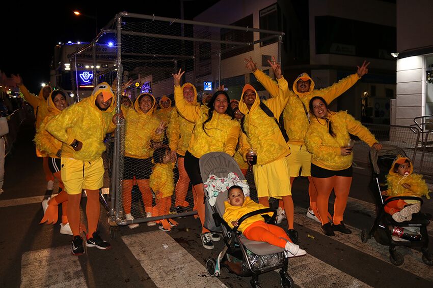 La calle desborda alegría en el Carnaval de Playa Blanca