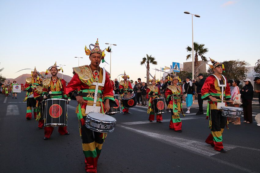 La calle desborda alegría en el Carnaval de Playa Blanca