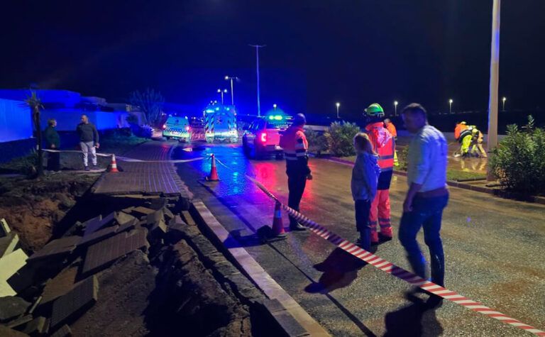 Noticias Playa Blanca | Los servicios de seguridad y emergencias se emplean a fondo ante la tromba de agua caída en Playa Blanca