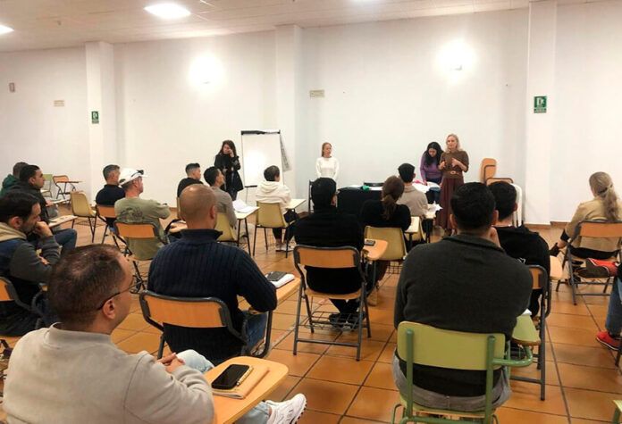 Noticias Yaiza | Sesenta taxistas de Yaiza finalizan su formación en atención al cliente