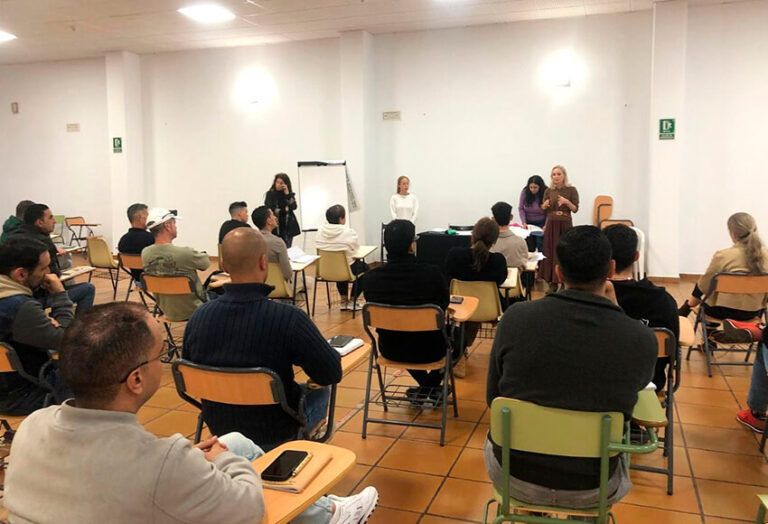 Noticias Yaiza | Sesenta taxistas de Yaiza finalizan su formación en atención al cliente