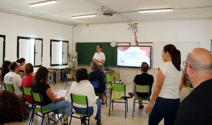 Charla-Educar-en-Familia---Uga Noticias Yaiza | La psicóloga Almudena Boullosa durante la charlaLa psicóloga Almudena Boullosa durante la charla