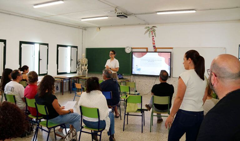 Noticias Yaiza | La psicóloga Almudena Boullosa durante la charlaLa psicóloga Almudena Boullosa durante la charla