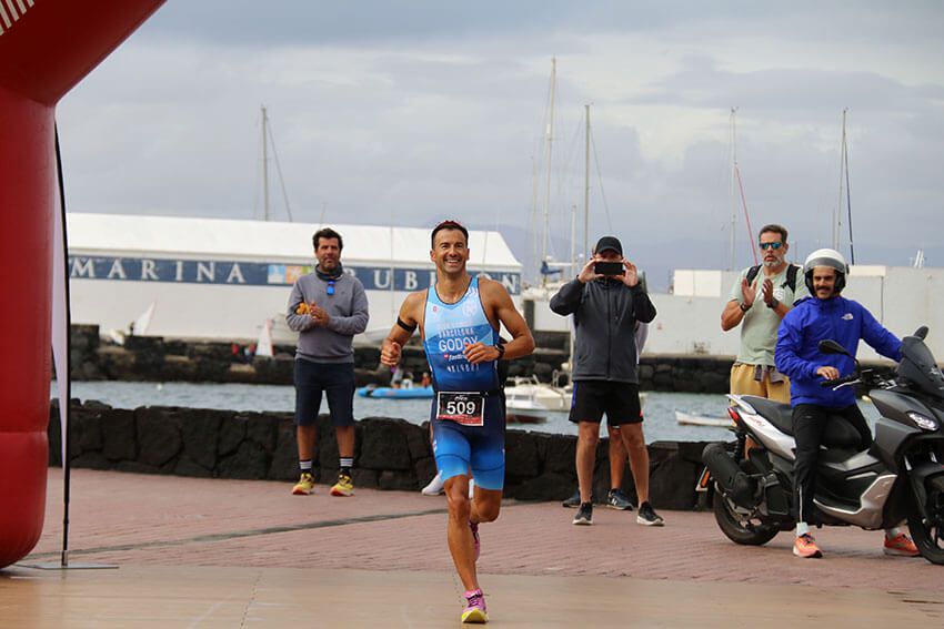 Noticias Playa Blanca | El nivel competitivo del Magma Triatlón Yaiza se impone a la adversidad del tiempo